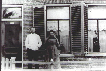 Meindert Boersma met witte kiel, voor het huis, met zijn vrouw, Joukje Roorda